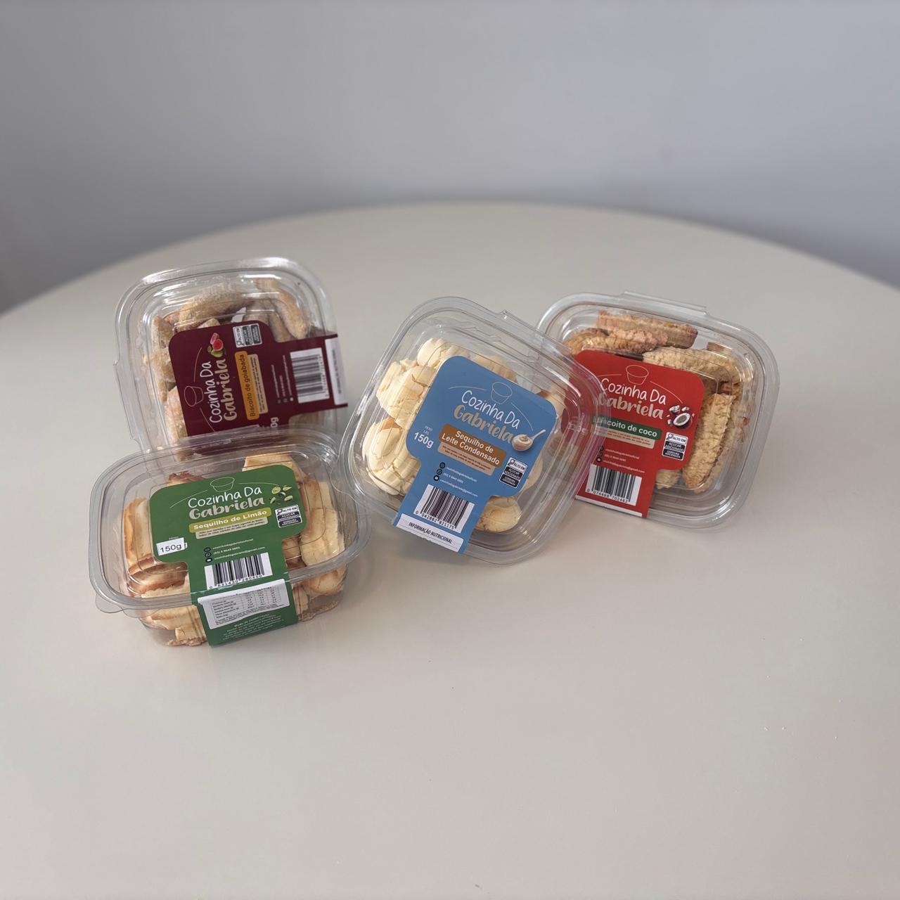 Bandejas de biscoitos Cozinha da Gabriela sobre a mesa