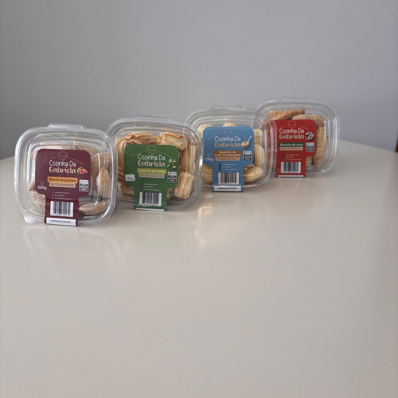 Bandejas de biscoitos Cozinha da Gabriela alinhadas com fundo neutro